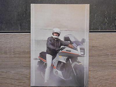 carte postale moto homme avec casque sur