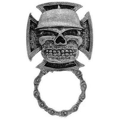 pin s porte lunettescroix de malte skull